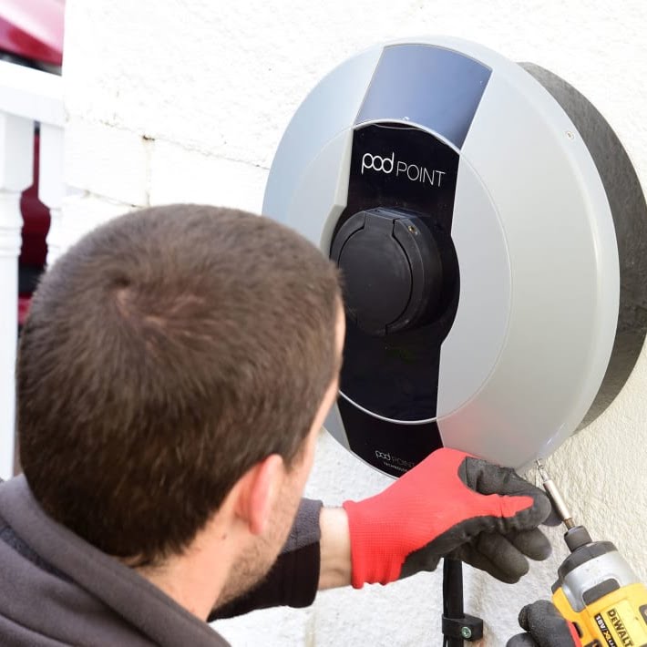 Professionelle Wallbox Installation - Elektriker installiert POD POINT Ladestation
